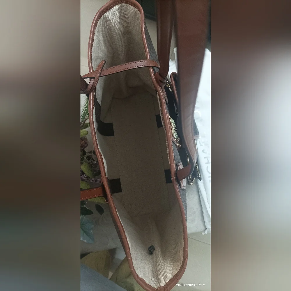 Authentic Michael Kors Eva Tote and Pouch - Picture 7 of 11